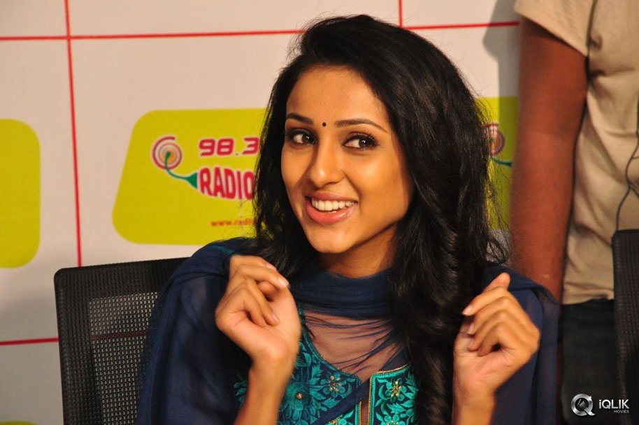 Majnu-Movie-Team-At-Radio-Mirchi